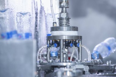 Su fabrikasında modern su filtreleme sistemi, elektronik kontrol paneli ve tank. Su fabrikasında su şişeleme hattı. Üretimin her adımı temiz ve güvenli..