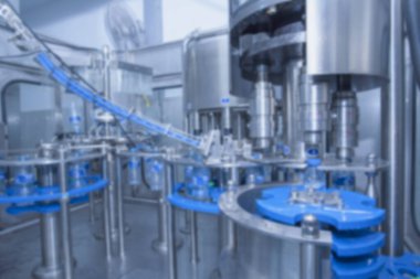 Modern Su filtreleme sistemi ve su fabrikasındaki elektronik kontrol paneli ve tankın bulanık görüntüsü. Su şişelerini kapatın, su fabrikasındaki su şişeleme hattını kapatın..