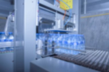 Modern Su filtreleme sistemi ve su fabrikasındaki elektronik kontrol paneli ve tankın bulanık görüntüsü. Su şişelerini kapatın, su fabrikasındaki su şişeleme hattını kapatın..