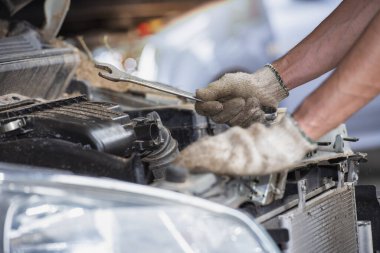 Otomobil garajında araba tamirciliği ve araç tamirciliği. Otomobil tamircisi garajda çalışıyor. Tamir hizmeti, Otomobil Tamiratı Otomotiv Servis Merkezi. 