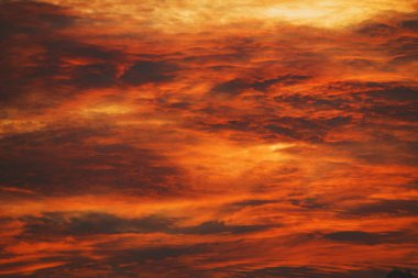 Gün batımlı güzel günbatımı yansıması. Geceyarısı görkemli güneş batışıyla gökyüzü. Renkli günbatımı gökyüzü..