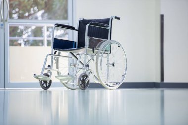 Hastanedeki tekerlekli sandalyeler, tekerlekli sandalyede oturan hasta ellerini direksiyonda tutan, hareket kabiliyeti olan hastalar..