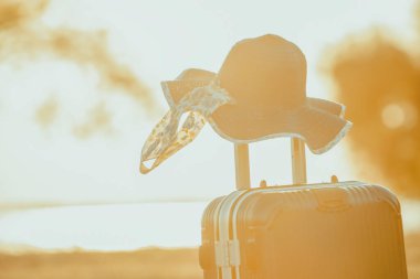 Seyahat aksesuarlarıyla birlikte dünya haritası yardımıyla turizm planlaması. Arka plan günbatımlı bavul ve şapka. Tatilde alınmaya hazır şeylerin seyahat konsepti..