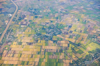 Dağların, nehirlerin, bulutların, tarımsal arazilerin, yeşil ve sarı pirinç tarlalarının havadan görünüşü farklı şekillerde büyüdü ve konakladı..