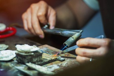 Gümüş çatal bıçak. Usta gümüşçüleri hazırlıyor. Chiang Mai, Tayland 'daki gümüş işçilerinin orijinali..