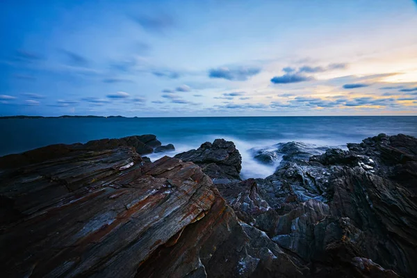  Deniz dalgaları sahilde köpükle kayalara çarpıyor. Kayalık bir sahilde güçlü dalgalar. Fırtınalı rüzgarlı hava. Fırtına dalgası kireçtaşı kayalarının üzerinde yuvarlanıyor..