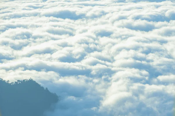 Vista Panorámica Del Cielo Nublado Mañana Con Sol Naciente Sobre — Foto de Stock