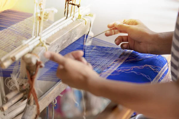 Praewa Ban Phon Dokuma İpeği, Kalasin, Tayland 'da İpek Böceği, Dokuma tezgahında geleneksel tekniklerle halı dokuma, büküm ve takoz olarak kullanılan yün iplikleri bu sanat için çok önemlidir.