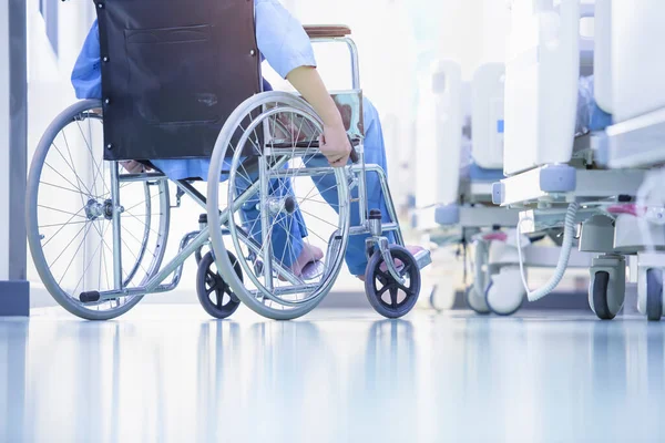 在医院的轮椅上 病人坐在轮椅上 他把手放在方向盘上 自理能力很强的病人 — 图库照片