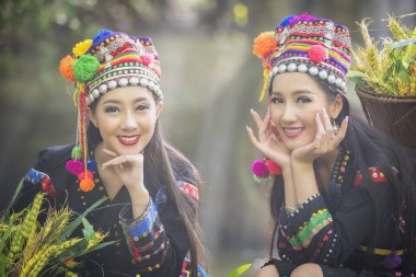 Güzel Laos Kadınları geleneksel Laos kıyafeti giyiyor, Asyalı kız geleneksel Laos kültürü giyiyor, klasik tarz, geleneksel Laos kıyafeti.