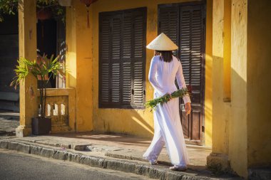 Ao dai klasiği olan güzel bir kadın. Vietnam kültürü geleneksel elbisesi olan güzel bir kız, Vietnam 'ın Hayatı. Ao dai geleneksel bir kostüm ünlü Ho Chi Minh Vietnam.Hoi an Vietnam