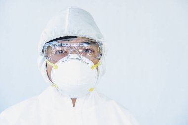 Doktorlar koronavirüs hastalığına karşı korunmak için yüz kalkanı / PPE takarlar. Doktor, Coronavirus 'u önlemek için yorulmadan çalışıyor. Koronavirüs için kan testleri.