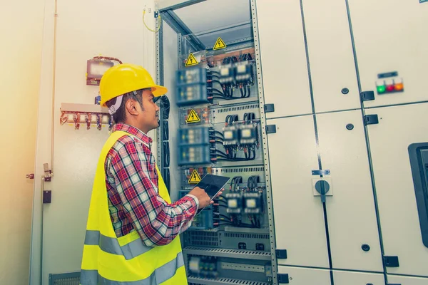 Controlekamer Machinist Controlepaneel Elektriciteitscentrale Ingenieur Voor Het Bedieningspaneel Controlekamer — Stockfoto