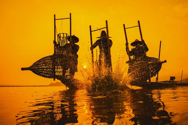 Рыбаки Рыбачат Ранним Утром Золотом Свете Рыбаки Рыбачат Меконг Рив — стоковое фото