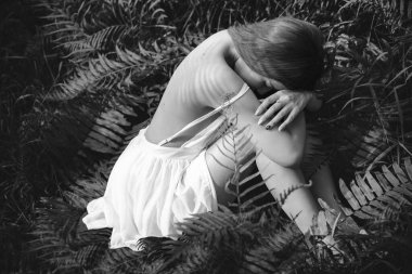 Gizemli ormanlı bir kadın. Gizemli sihirli ormanın derinliklerinde yürüyen küçük bir kız. Peri ormanında bir kadının peri masalı sahnesi.