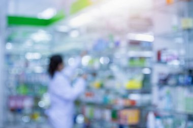 Eczane, eczane, eczane içleri eczanedeki raflarda düzenlenmiş ilaçlar. Bulanık ilaçları olan kapalı bir eczane..