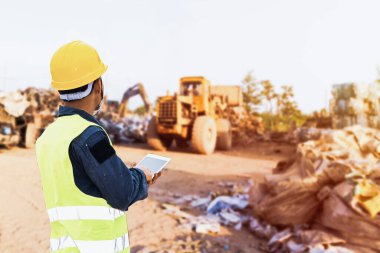Foreman geri dönüşümlü atık fabrikalarının geri dönüşümlü atık ayrımını kontrol ediyor. Atık plastik şişeler ve diğer plastik atık türleri.