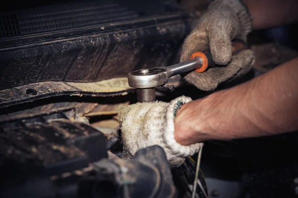 自動車修理サービスで働く自動車整備士 修理車の修理とメンテナンス — ストック写真