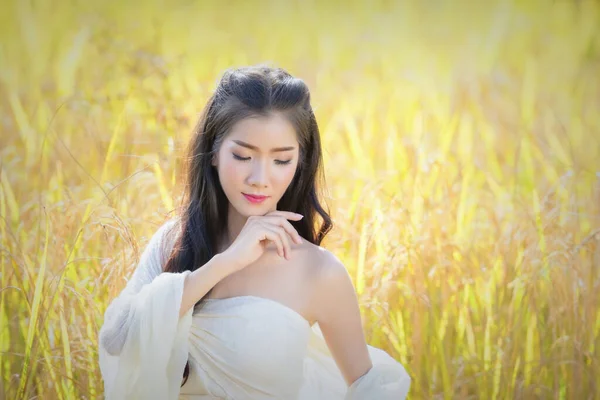 Doğal Güzelliği Olan Güzel Asyalı Kadınlar Güzellik Ürünleri Için Doğasında — Stok fotoğraf