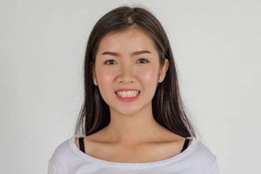 İğrenmiş yüzlü güzel bir Asyalı genç kadın. Üzgün ifade, üzgün duygu, umutsuzluk, üzüntü, nefret.