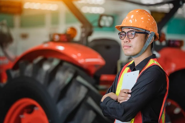 Plow Moderna Tecnologia Trator Vermelho Perto Campo Agrícola Engenheiros Inspecionar — Fotografia de Stock