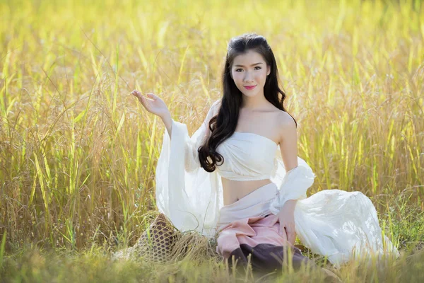 Menina Asiática Bonita Usar Vestido Tradicional Tailandês Campo Arroz — Fotografia de Stock