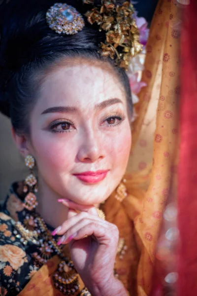 Vacker Kvinna Med Thai Traditionell — Stockfoto