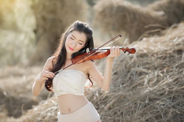 Bella Ragazza Che Suona Violino All Aperto — Foto Stock