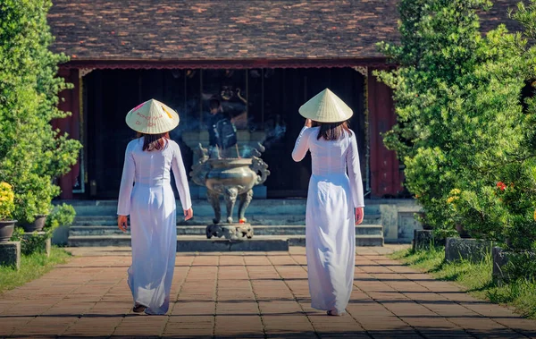 Dai Είναι Διάσημη Παραδοσιακή Φορεσιά Για Γυναίκα Στο Βιετνάμ — Φωτογραφία Αρχείου
