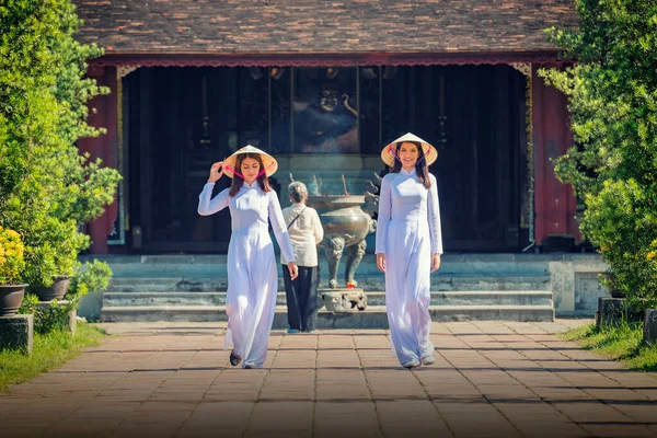 女装是越南著名的传统女装 — 图库照片