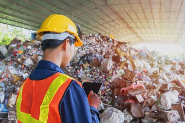 İşçiler atığı geri dönüşüm için ayırırlar. Atık enerjiye veya atık enerjiye atık enerji üretme sürecidir.. 