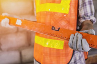 İnşaat işçisi, inşaat arkaplanı üzerinde aracı olan işçi.