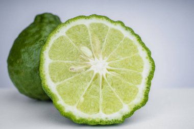 Taze Bergamot, Bergamot Skin, Herbs Bergamot, Bergamot meyvesinden bitkisel organik yağ, Organik kozmetik kavramlar. beyaz arkaplanda izole