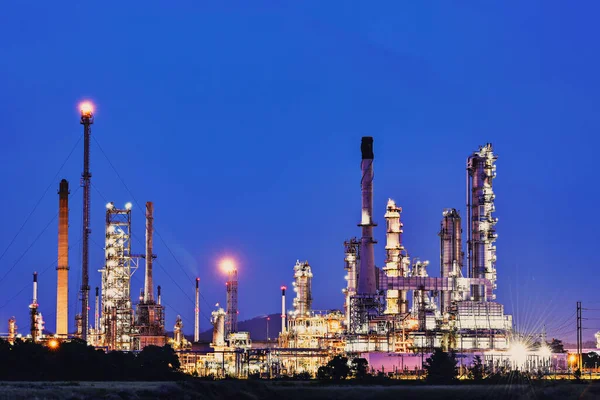 Lagringstank Och Rörledningsstål För Olje Och Gasindustrin Oljeraffinaderianläggning Vid Skymning — Stockfoto