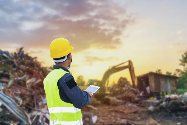 Foreman Controla Separação Resíduos Recicláveis Instalações Resíduos Recicláveis Resíduos Garrafas — Fotografia de Stock