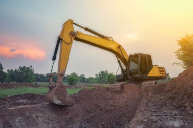 Kazı makinesinden alınan görüntülere göre toprak altında yağmur suyu, Crawler kazıcı kamyonu ve inşaat kazıcı makinası arıyorlarmış. kepçe doldurucu, ağır ekipman.