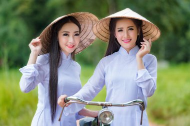 Ao dai, Vietnam 'daki kadınlar için ünlü bir geleneksel kostümdür..