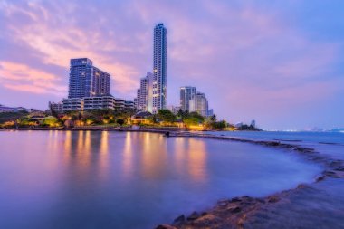 Deniz kenti ve manzara aydınlatması ve Pattaya 'da güzel bir plaj. .