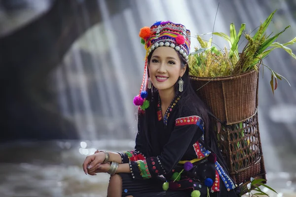 朝の川と霧の部族 美しい衣装の部族 伝統的な部族文化 美しい部族の少女 日没時の山の部族 伝統的な制服の部族 — ストック写真