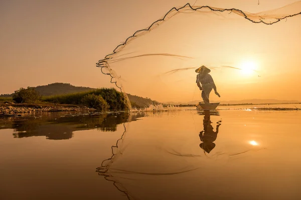 Gölde Balıkçılık Yapan Balıkçılar — Stok fotoğraf