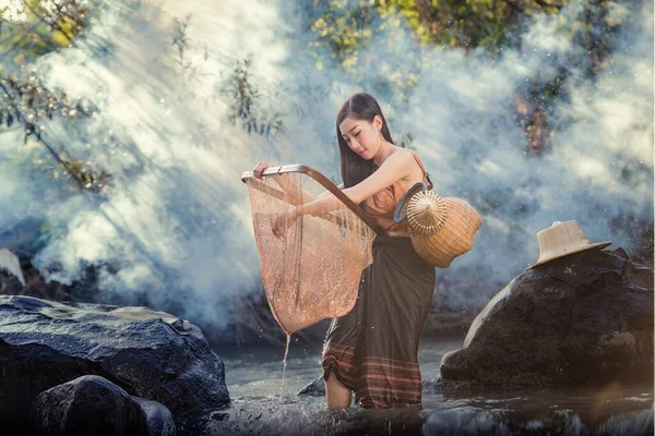 Güzel Kız Şelalede Oynuyor Kadınlar Nehirde Balık Tutuyor — Stok fotoğraf