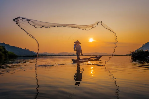 Pêcheur Jetant Filet Lever Soleil — Photo