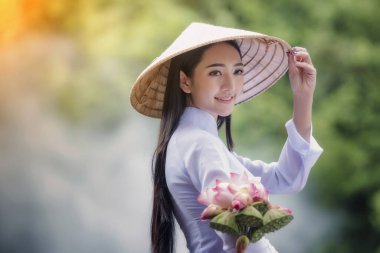 Klasik tarzı olan güzel bir kadın, geleneksel Vietnam kültürü, geleneksel Vietnam kültürü olan güzel bir kadın, Hoi an, Vietnam 'ın Hayatı 