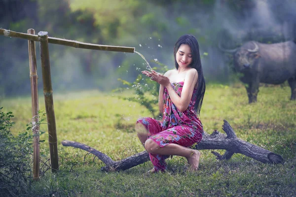 Retrato Menina País Livre Menina Estava Tomando Banho Com Búfalo — Fotografia de Stock