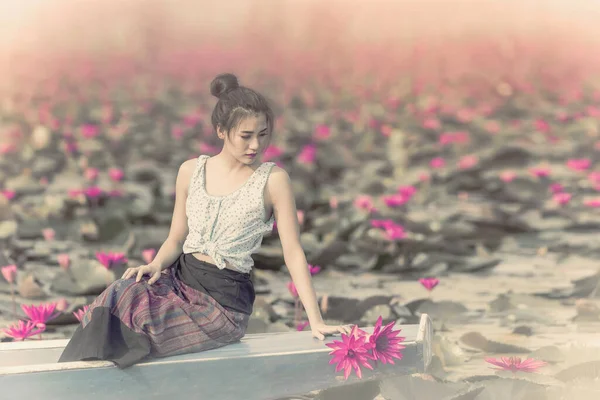 在荷花湖中的亚洲女孩 穿着传统的女人 泰国人 带着红莲海的漂亮女孩 乌顿萨尼 神秘的泰国 旅游理念 日出时的荷花湖 — 图库照片