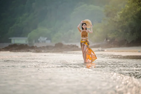 Duas Lindas Senhoras Caminhando Com Mãos Nas Mãos Praia Praia — Fotografia de Stock