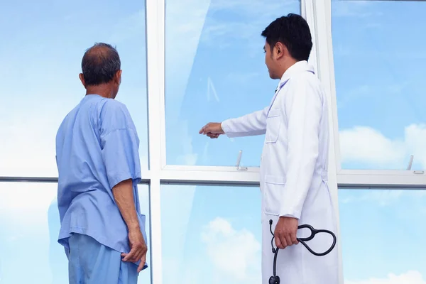 Sağlık Kontrolü Hastanedeki Hastayla Ilgilenen Doktor Sağlık Kontrolü Yapan Bir — Stok fotoğraf