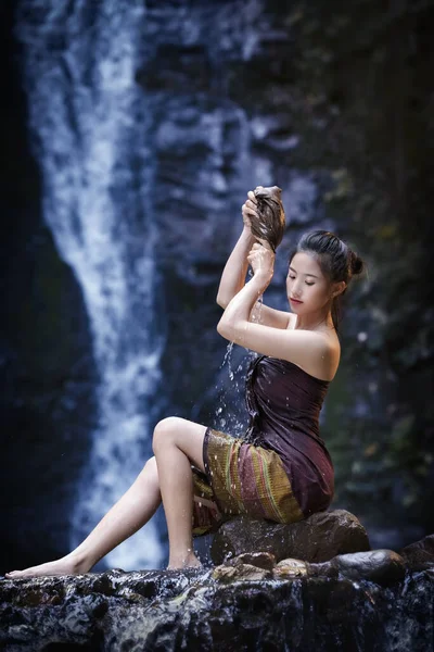 Menina Bonita Brincando Com Cachoeira Retrato Uma Bela Mulher Asiática — Fotografia de Stock