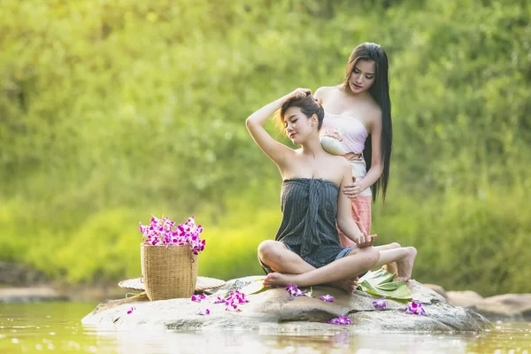 Beautiful Woman Relaxing Outdoor Massage Tropical Flowers Φροντίδα Σώματος Και — Φωτογραφία Αρχείου