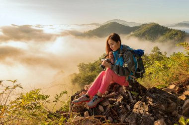 Dağın yanında duran Asyalı kadın, soğuk hava, dağlarda sis, kış yürüyüşü, Tayland 'da seyahat